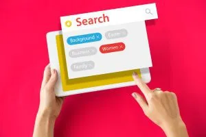 Contratista escribiendo una búsqueda para encontrar frases de alta intención