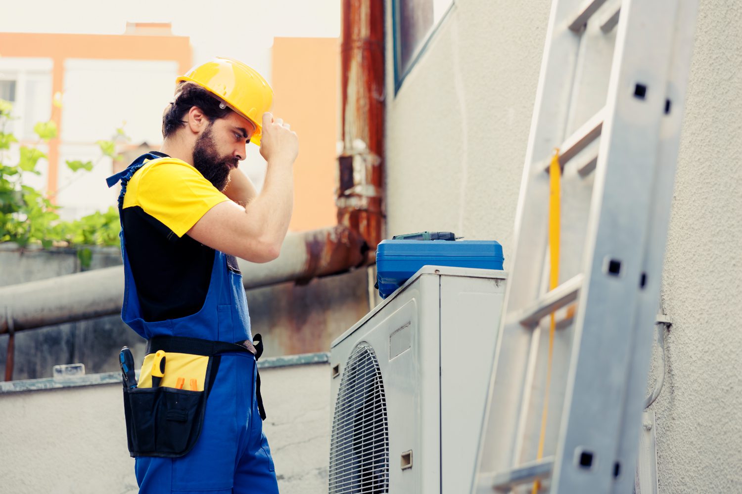 Técnico de climatización dando servicio a una unidad de aire acondicionado en azotea