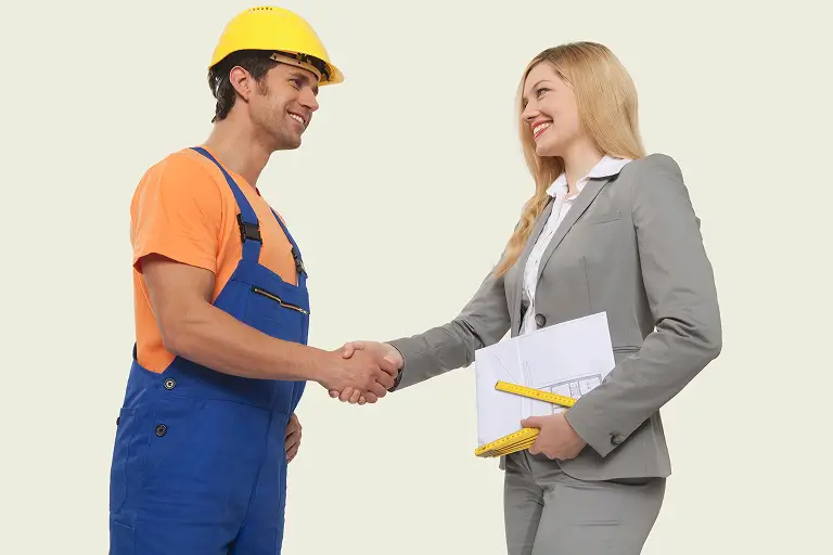 Remodelador conversando con un cliente sobre su proyecto